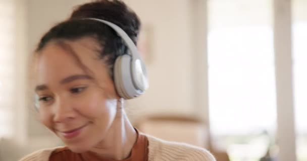 Νεαρή Γυναίκα Ακουστικά Και Χορό Στο Σαλόνι Σπίτι Χαρούμενος Για — Αρχείο Βίντεο