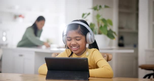 Tablet Çocuk Çevrimiçi Eğitim Okulu Öğrenim Için Kulaklıkla Gül Web — Stok video