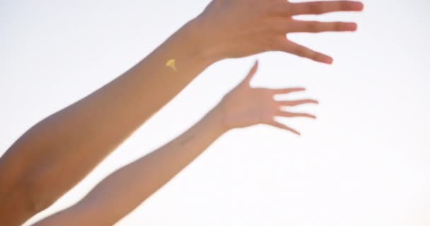 Пляжный Закат Занятия Йогой Руки Расслабляющихся Женщин Обучающихся Дыхательной Позе — стоковое видео