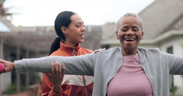 Wellness Beweging Een Coach Met Een Oudere Zwarte Vrouw Buiten — Stockvideo