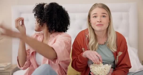 Horror Televisie Vrouwen Vrienden Met Popcorn Bed Voor Enge Film — Stockvideo