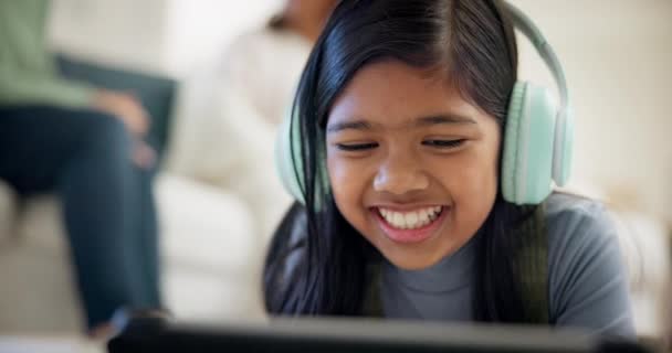 Lány Fejhallgató Tabletta Tanuláshoz Videohíváshoz Online Oktatáshoz Streaming Platformon Fiatal — Stock videók