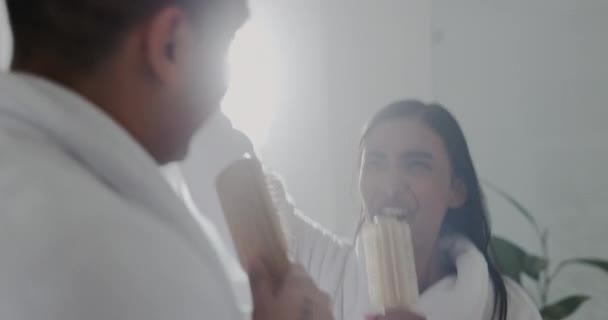 Şarkıcı Mutlu Çiftle Aşk Kutlama Sağlık Için Banyoda Dans Ediyor — Stok video