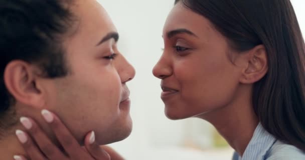 Szczęśliwa Para Pocałunek Miłość Rano Uczucie Lub Uścisk Romantycznym Łóżku — Wideo stockowe