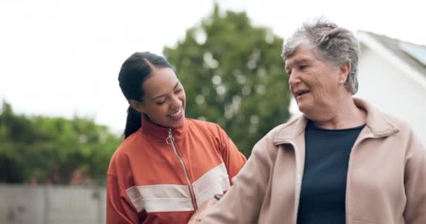 运动和私人教练 与一名老年妇女在室外进行哑铃运动 以促进健康或行动能力 在教练和老年客户培训下的健康 理疗或康复 — 图库视频影像