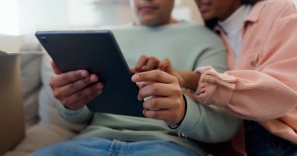 새로운 집에서 자동화 난방을위한 태블릿 스마트 커플의 온라인 아파트 관리의 — 비디오