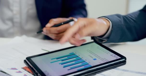 Ruce Obchodníci Data Obrazovce Tabletu Grafy Analytikou Výkonnostními Metrikami Closeup — Stock video