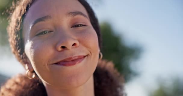 Onnellinen Hymy Kasvot Naisen Puistossa Ylpeyttä Luottamusta Rentoutua Onnellisuus Terveys — kuvapankkivideo