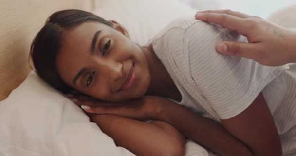 醒来后 一个女人和她的伴侣躺在床上放松 睡觉或做梦 上周末 和平与婚姻在他们的卧室里亲密地结合在一起 — 图库视频影像