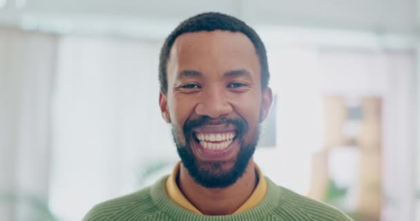 Счастливый Африканский Мужчина Лицо Писателя Офисе Рабочем Месте Работает Кении — стоковое видео