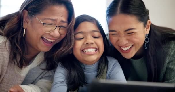Lach Tablet Gezicht Van Gelukkig Gezin Kind Moeder Oma Kijken — Stockvideo