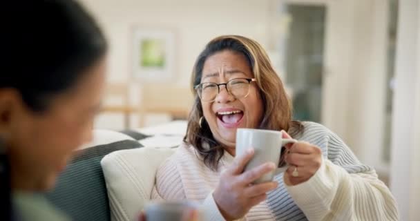 Zuhause Sitzen Mutter Und Tochter Mit Kaffee Gespräch Und Familie — Stockvideo