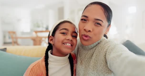 Selfie Albern Und Mutter Mit Kind Wohnzimmer Für Komisches Dummes — Stockvideo