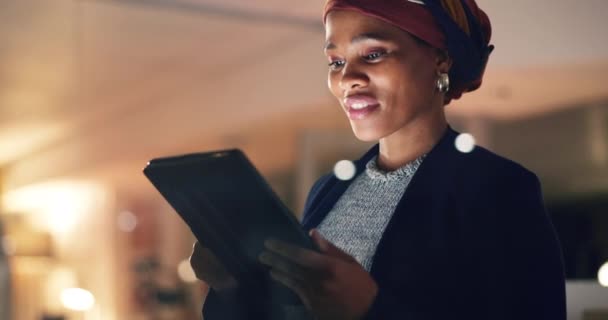 Zakelijk Gelukkige Zwarte Vrouw Tablet Nachts Kantoor Online Verslag Zoeken — Stockvideo