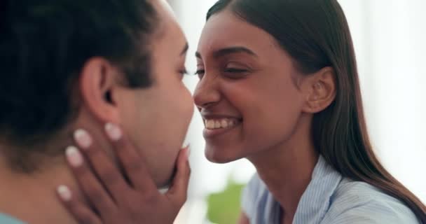 亲吻和年轻夫妇在家里放松 亲吻和休息在一起的周末 种族间的男人和女人 在公寓里有着亲密的爱情 联系和信任 — 图库视频影像