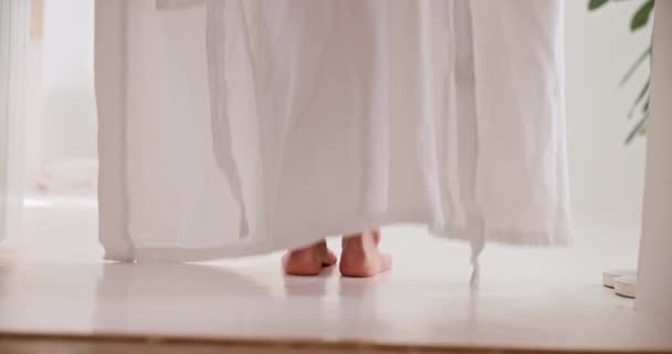 Badezimmer Bademantel Und Beine Der Person Waschen Reinigen Und Pflegen — Stockvideo