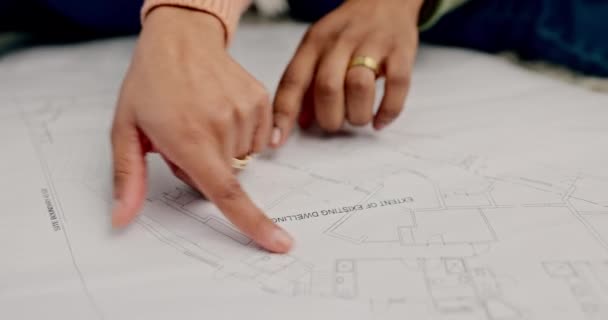 Руки Дом Пара Синим Принтом Ремонт Проект Планировкой Разговором Дизайном — стоковое видео