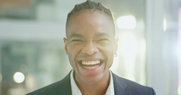 Hombre Negocios Riendo Cara Feliz Una Oficina Con Broma Divertida — Vídeo de stock