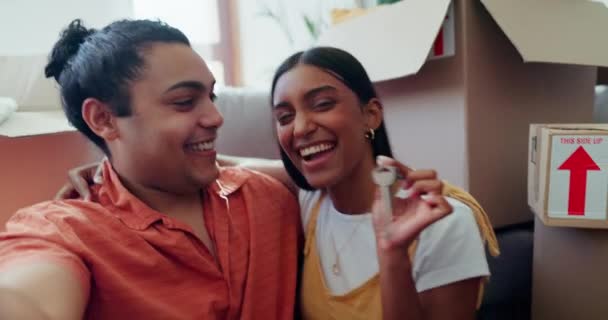 Pareja Feliz Casa Nueva Con Cajas Videollamadas Llaves Emocionados Por — Vídeos de Stock