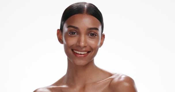 スタジオの白い背景に隔離された化粧品 皮膚科および処置の顔 笑顔および女性 自然の美しさと健康な肌でウェルネス 輝いたり輝いたりするポートレート モデル — ストック動画