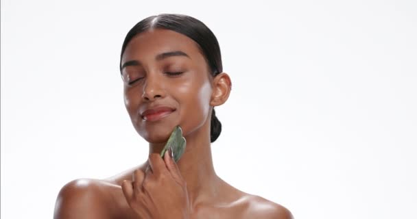 Gua Sha Beleza Natural Mulher Com Cosméticos Rosto Dermatologia Isolado — Vídeo de Stock