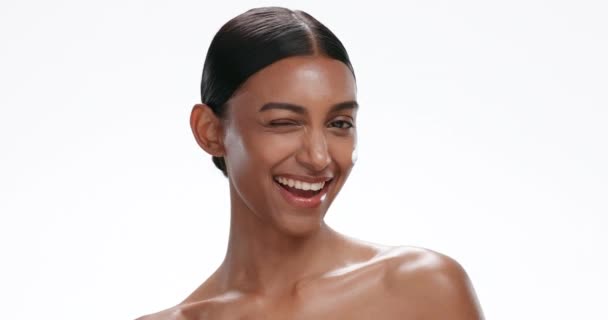 Обличчя Індійської Жінки Підморгнуте Кремом Скінарію Оздоровлення Косметики Обличчя Білому — стокове відео