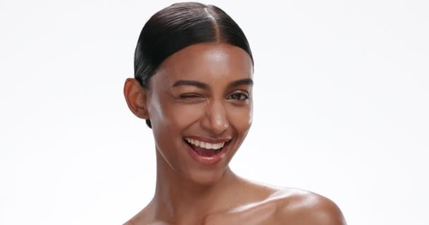 Tvář Pleť Žena Mrknutím Krásou Přírodní Kosmetikou Pro Wellness Bílém — Stock video