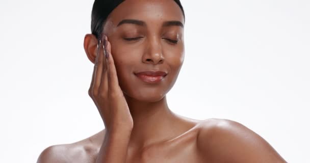 Toque Facial Rosto Mulher Indiana Para Cuidados Com Pele Bem — Vídeo de Stock
