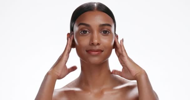 Twarz Pielęgnacja Skóry Kobieta Kosmetykami Dermatologią Lub Wellness Izolowane Białym — Wideo stockowe