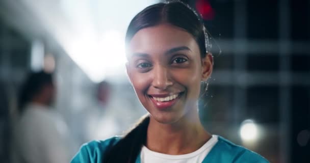 Ansigt Sygeplejerske Smil Hospitalet Tillid Hjælp Professionel Nat Sundhedspleje Wellness – Stock-video