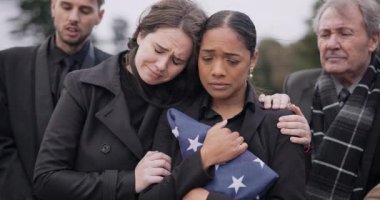 Cenaze, ölüm ve anma töreninde mezarlıkta bayrağı olan bir kadın için destek. Üzücü, ABD ve bir asker karısı bir mezarlıkta dul olarak bir arkadaşla kaybetmenin ya da yas tutmanın acısını hissediyorlar..