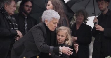 Cenaze, ağlayan aile ve çocuk destek, depresyon ve duygusal gömme etkinliğinde ölüm için büyükannenize sarılın. Ölü, sevgi ve çocuk son sınıf kadınına, büyükannesine ve kedere veda töreninde sarılıyor..