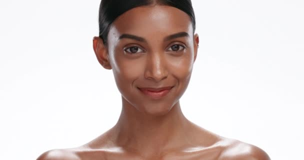 Ansikte Hudvård Och Kvinna Med Dermatologi Skönhet Och Kosmetika Isolerad — Stockvideo
