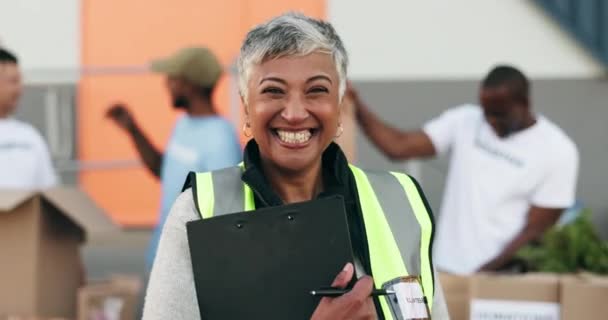 Mulher Sênior Feliz Gestão Ong Caridade Voluntário Equipe Serviço Comunitário — Vídeo de Stock
