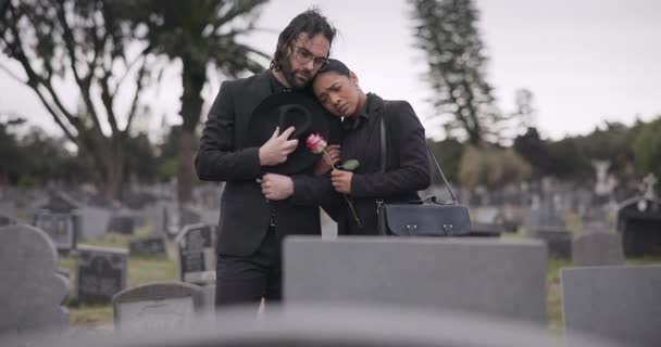 장례식의 무덤에서 슬프고 슬프고 애도하고 존경을 지불합니다 슬픔과 남자와 묘지에서 — 비디오