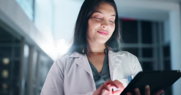 Arzt Frau Und Tablet Der Nacht Krankenhaus Für Medizinische Analysen — Stockvideo