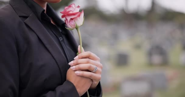 Funerale Cimitero Persona Con Rosa Triste Ricordo Cerimonia Sepoltura Servizio — Video Stock