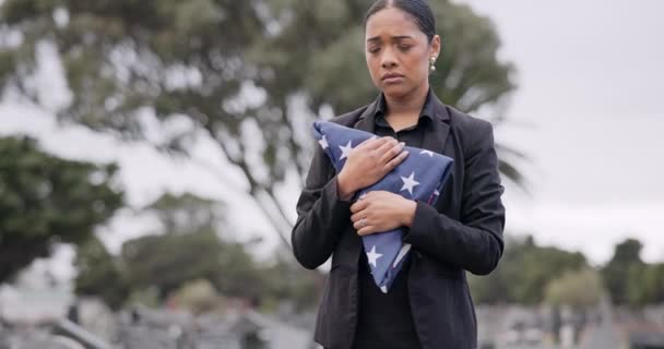 Funerale Morte Bandiera Americana Con Una Donna Cimitero Lutto Durante — Video Stock