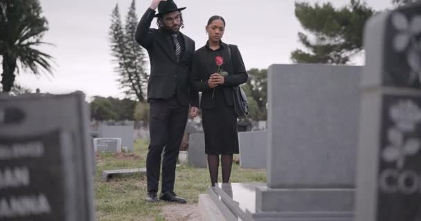 墓地の墓石 そして一緒に屋外で敬意を払うカップル 墓地の死 悲しみ そして男女 墓場で慰められるための共感と異人種間の支援 — ストック動画