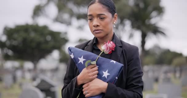 在一个悼念仪式上 一个拿着国旗的妇女在墓地举行了丧礼 她的葬礼 死亡和复活了 美国人和一个军人的妻子 就像一个寡妇 在坟场里鲜花绽放 感受着失去或悲伤的痛苦 — 图库视频影像