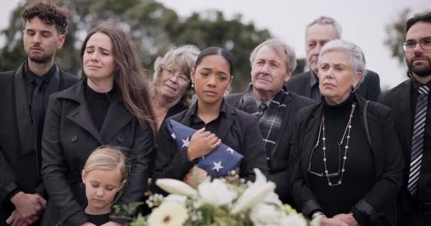 公墓和挂满美国国旗的家庭为老兵提供尊重 仪式和追悼会 沮丧和人们在坟场为军人英雄 军人和军人哀悼的棺材 — 图库视频影像