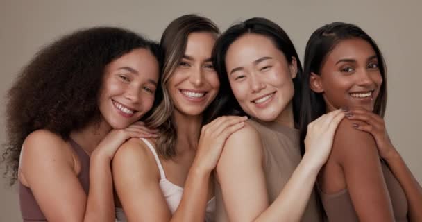 Diversità Viso Gruppo Bellezza Donne Felici Con Cosmetici Naturali Bagliore — Video Stock