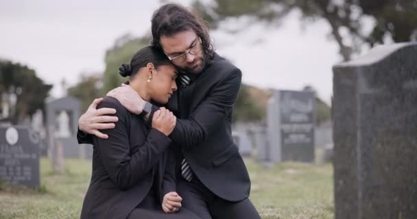Sad Couple Graveyard Hug Loss Grief Mourning Together Funeral Tombstone — Stock Video