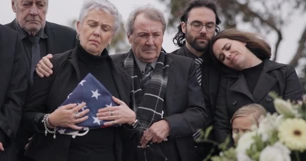 Pogrzeb Cmentarz Rodzina Flagą Usa Dla Weterana Szacunek Uroczystość Pogrzeb — Wideo stockowe
