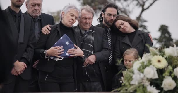 悲しい家族 快適さ 記念のためのベテランのためのアメリカの旗 戦争の英雄 うつ病と墓地の棺で人々 軍隊と兵士を悼む — ストック動画