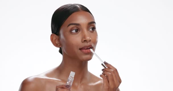 Kadın Dudak Parlatıcısı Kozmetik Ürünlü Doğal Güzellik Beyaz Arka Planda — Stok video
