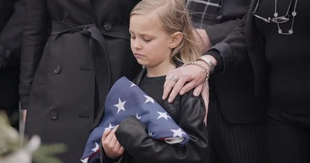 Pogrzeb Cmentarz Dziewczyna Amerykańską Flagą Dla Weterana Szacunek Ceremonię Nabożeństwo — Wideo stockowe