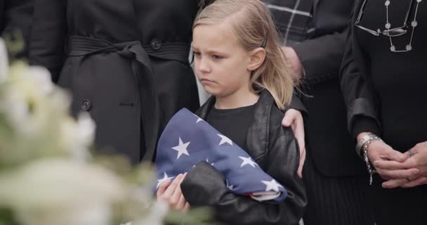 公墓和带有美国国旗的儿童为老兵提供尊重 仪式和追悼会 沮丧和悲伤的女孩在坟墓中的棺材哀悼着军人 军人和士兵英雄 — 图库视频影像
