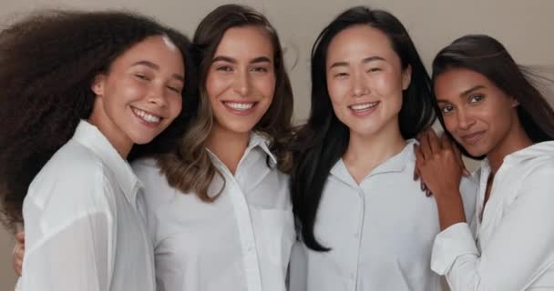Vrouwen Vrienden Diversiteit Voor Huidverzorging Gezicht Schoonheid Cosmetica Inclusie Ondersteuning — Stockvideo