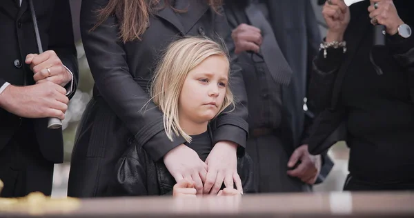 Kind Verdrietig Familie Begrafenis Kerkhof Ceremonie Buiten Begraafplaats Dood Verdriet — Stockfoto